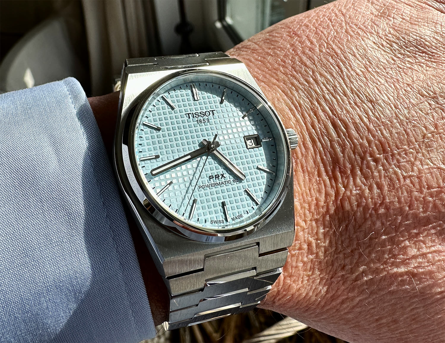Tissot PRX Powermatic 80, Zifferblatt Hellblau, Herren Armbanduhr Ref. T137.407.11.351.00 Geschaffen im Jahr 1978, ist das legendäre Design der PRX, bei dem Gehäuse und Armband eine Einheit bilden, moderner denn je. Die PRX ist die ideale Uhr für alle mit einer Leidenschaft für Design und dem gewissen Blick für Genialität. Wasserdicht bis zu einem Druck von 10 bar (100 m) 3 Jahre Internationale Garantie des Herstellers 316L-Edelstahlgehäuse 39.50×40.00×10.93mm Tonneau-Form Kratzfestes Saphirglas mit Entspiegelungsbeschichtung Zifferblatt Hellblau mit Indizes Indexen Swiss Made Automatikwerk POWERMATIC 80.111 Gangreserve von bis zu 80 Stunden Uhrband Grau aus Edelstahl Schnellwechselarmband, Butterfly-Faltschließe mit Drückern Gläserner Gehäuseboden